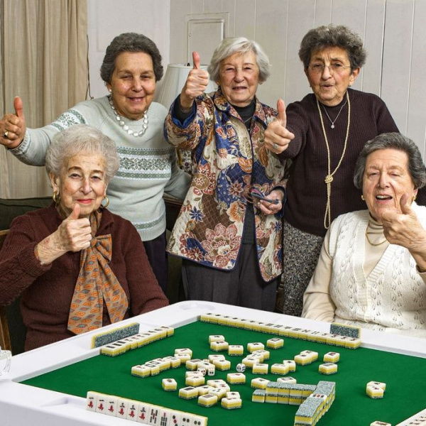 Folding Mahjong Table With 4 Cup Holders & 4 Chip Grooves For Activities.