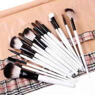 Detailed information about the product 20-piece Makeup Brush Set + Beige Plaid Pouch Bag.