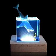 Detailed information about the product Shark Diver Night Light Table Lamp, Handmade Resin Shark Lamp, Night Light Cube Desk Ornament, Suitable for Children's Room, Office Decoration, Gift